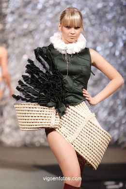 Lidia Poza Pi�eiro. Colecci�n: Tarde de Domingo. Pasarela Tesoira 2007 de Nuevos Creadores de Moda. Centro Cultural Caixanova. Vigo. (15/11/2007). 