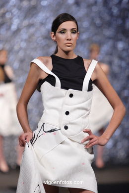 Mariana Luc�a Girola Iglesias. Runway Fashion of young designer 2007. Tesoira 2007. 