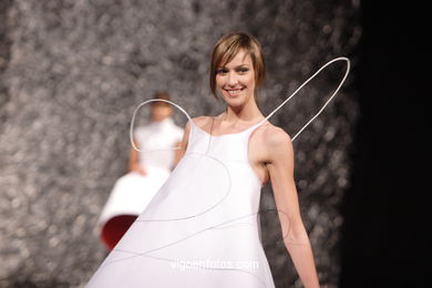 Carolina Gonz�lez Garc�a. Runway Fashion of young designer 2007. Tesoira 2007. 