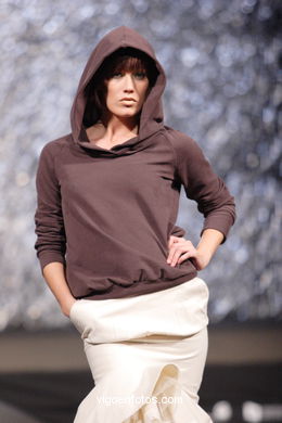 Luc�a Casanova Y��ez
(Runway Fashion of young designer 2007. Tesoira 2007)
. 