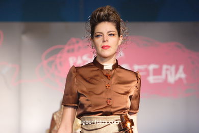 Grupo: Chihuahua (Miguel Angel Iba�ez Y Miguel Angel Brie�o) - Collection: Santas - Young Fashion Designers Awards ceremony 2007. Vigo (Spain). Vigoferia. 