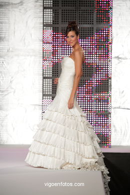 WEDDING DRESSES. COLLECTION 2010. RUNWAY FASHION. VIA NOVIA 2010
