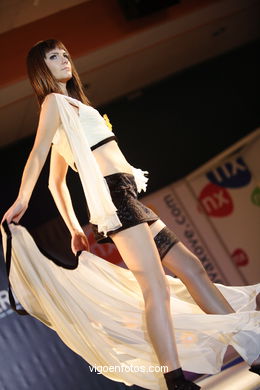 Ana Garcelan - Gold Fashion Victim. Runway Fashion of young fashion designer. Vigoferia 2006 - Spain.