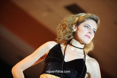 Ana Garcelan - Gold Fashion Victim. Runway Fashion of young fashion designer. Vigoferia 2006 - Spain.