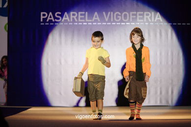 Ana María Pumar Suarez - El Despertar. Runway Fashion of young fashion designer. Vigoferia 2006 - Spain.