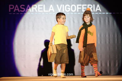 Ana María Pumar Suarez - El Despertar. Runway Fashion of young fashion designer. Vigoferia 2006 - Spain.