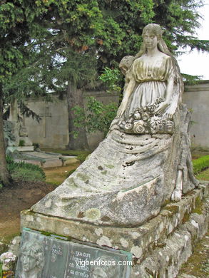 Monumento funerario de la familia Gil Sarabia - Francisco Asorey González. (1920)
- (Ver mapa).