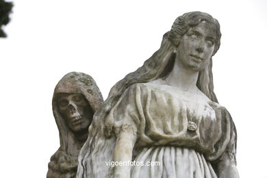 Monumento funerario de la familia Gil Sarabia  - Francisco Asorey Gonz�lez. (1920)
-  (Ver mapa). 