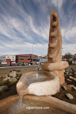 Monumento a los Maestros canteros. (2005). Ángela Valladares. Bouzas.
- (Ver mapa).