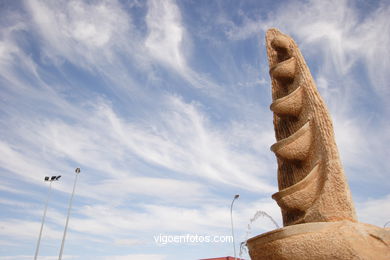 Monumento a los Maestros canteros. (2005). Ángela Valladares. Bouzas.
- (Ver mapa).