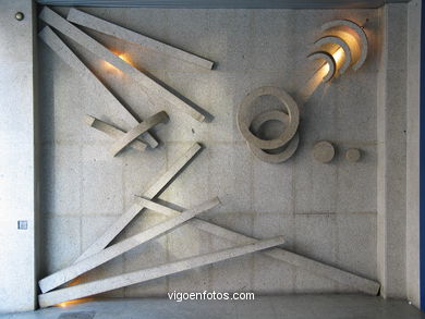Escultura en garaje de edificio 
-  (Ver mapa). 