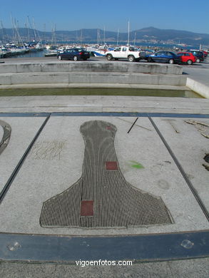 Escultura en el suelo del puerto (Antón Patiño) - Antón Patiño
- (Map location).