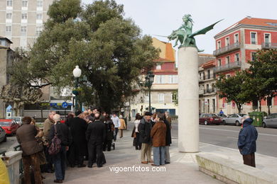 Monument to the singers, poets and troubadours of Vigo Bay ( Xaime Quesada) . (2006). Alfonso XII Street.
- (Map location).
