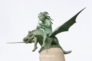 Monumento a los cantores, poetas y trovadores de la R�a de Vigo (de Xaime Quesada) . (2006). Calle Alfonso XII.
-  (Ver mapa). 