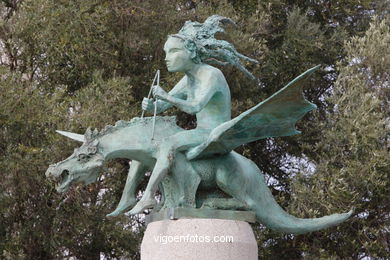 Monument to the singers, poets and troubadours of Vigo Bay ( Xaime Quesada) . (2006). Alfonso XII Street.
- (Map location).