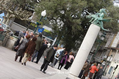 Monument to the singers, poets and troubadours of Vigo Bay ( Xaime Quesada) . (2006). Alfonso XII Street..