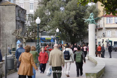 Monument to the singers, poets and troubadours of Vigo Bay ( Xaime Quesada) . (2006). Alfonso XII Street.
- (Map location).