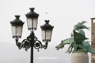 Monumento a los cantores, poetas y trovadores de la R�a de Vigo (de Xaime Quesada) . (2006). Calle Alfonso XII.
-  (Ver mapa). 