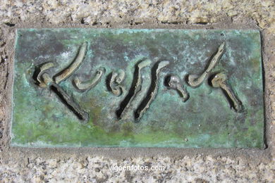 Monumento a los cantores, poetas y trovadores de la R�a de Vigo (de Xaime Quesada) . (2006). Calle Alfonso XII.
-  (Ver mapa). 