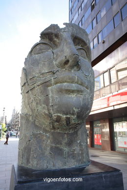 Sculptures of Igor Mitoraj. Arte in the street. Noviembre of 2006. Calles of Vigo..