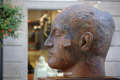 Sculptures of Igor Mitoraj
(Arte in the street: Igor Mitoraj (2006))
. 
