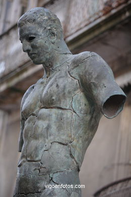 Sculptures of Igor Mitoraj. Arte in the street. Noviembre of 2006. Calles of Vigo..
