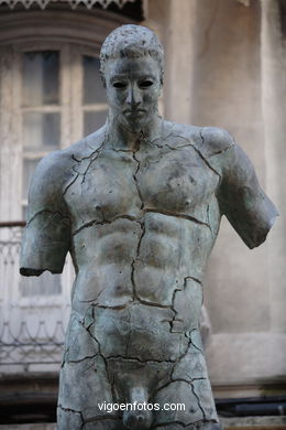 Sculptures of Igor Mitoraj. Arte in the street. Noviembre of 2006. Calles of Vigo..
