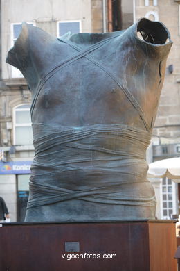 Sculptures of Igor Mitoraj. Arte in the street. Noviembre of 2006. Calles of Vigo..
