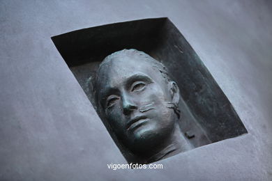 Sculptures of Igor Mitoraj. Arte in the street. Noviembre of 2006. Calles of Vigo..