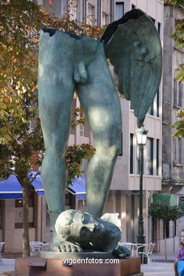 Esculturas de Igor Mitoraj. Arte en la calle. Noviembre de 2006. Calles de Vigo.. 