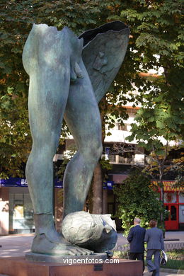 Esculturas de Igor Mitoraj. Arte en la calle. Noviembre de 2006. Calles de Vigo..