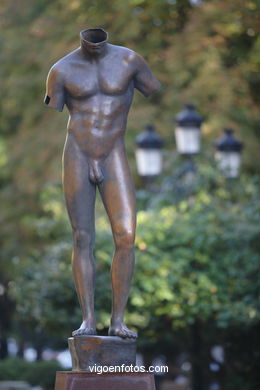 Sculptures of Igor Mitoraj. Arte in the street. Noviembre of 2006. Calles of Vigo..