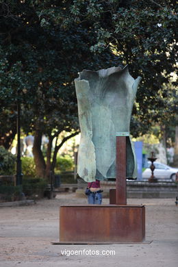 Esculturas de Igor Mitoraj. Arte en la calle. Noviembre de 2006. Calles de Vigo.. 