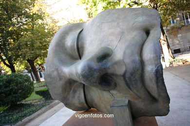 Sculptures of Igor Mitoraj. Arte in the street. Noviembre of 2006. Calles of Vigo..