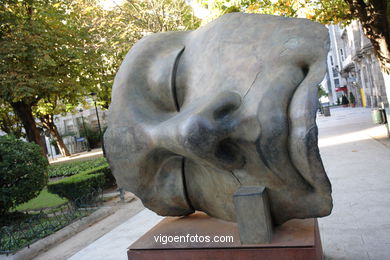 Sculptures of Igor Mitoraj. Arte in the street. Noviembre of 2006. Calles of Vigo..