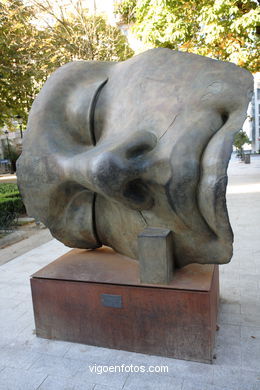 Sculptures of Igor Mitoraj. Arte in the street. Noviembre of 2006. Calles of Vigo..