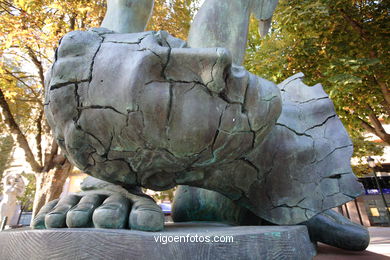 Sculptures of Igor Mitoraj. Arte in the street. Noviembre of 2006. Calles of Vigo..
