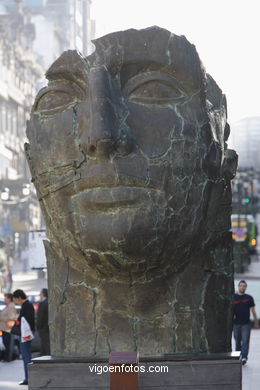 Esculturas de Igor Mitoraj. Arte en la calle. Noviembre de 2006. Calles de Vigo.. 