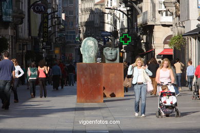 Esculturas de Igor Mitoraj. Arte en la calle. Noviembre de 2006. Calles de Vigo.. 