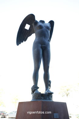 Sculptures of Igor Mitoraj. Arte in the street. Noviembre of 2006. Calles of Vigo..