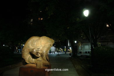 Sculptures of Igor Mitoraj. Arte in the street. Noviembre of 2006. Calles of Vigo.. 