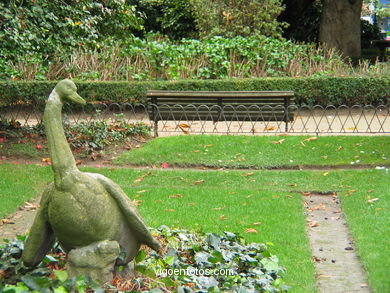 Cisne con niño - José Luis Medina. (1950)
- (Map location).