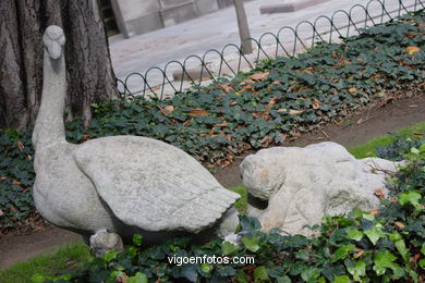 Cisne con ni�o  - Jos� Luis Medina. (1950)
-  (Map location). 