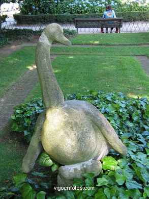 Cisne con ni�o  - Jos� Luis Medina. (1950)
-  (Ver mapa). 