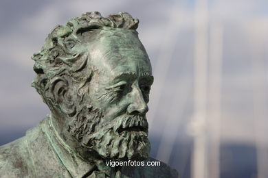 Monumento a Julio Verne (de José Molares) . (2005). Avenidas. Puerto de Vigo.
- (Ver mapa).