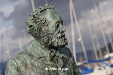 Monumento a Julio Verne (de José Molares) . (2005). Avenidas. Puerto de Vigo.
- (Ver mapa).