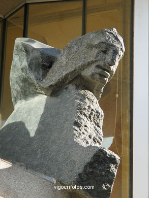 Escultura de Leiro en edificio  - Francisco Leiro
-  (Map location). 