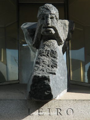 Escultura de Leiro en edificio - Francisco Leiro
- (Ver mapa).