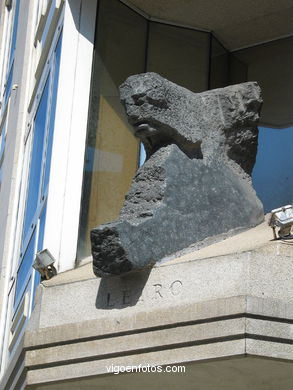 Escultura de Leiro en edificio - Francisco Leiro
- (Ver mapa).