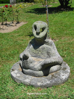 Figura en rosaleda de Quiñones - Manuel Coia
- (Map location).